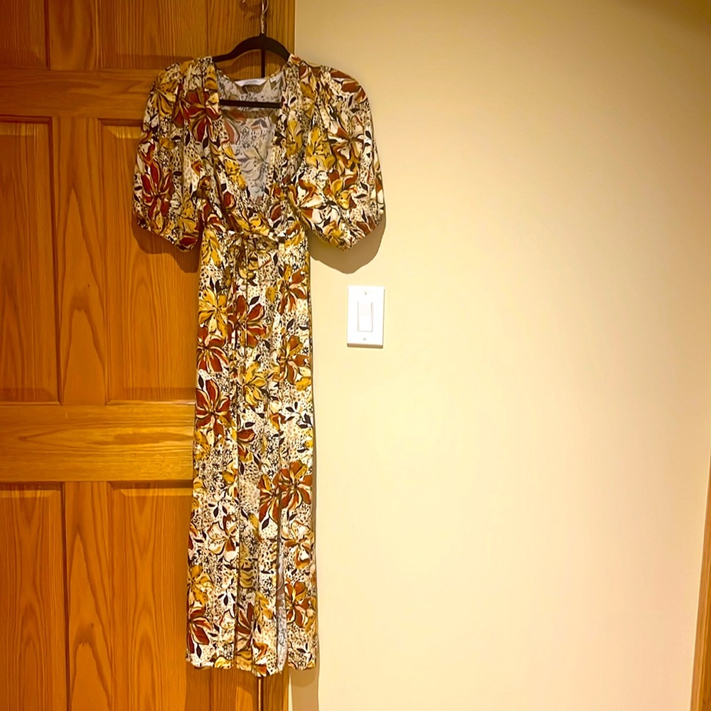Floral long dress, puffy short sleeves, light weight, side zipper women’s size 6